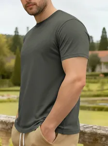 T-shirt en coton pour hommes à col rond gris anthracite, vue de côté dans un jardin