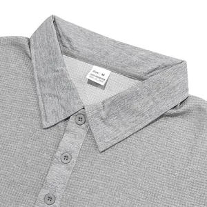 Dettaglio della polo grigia in maglia a nido d'ape con colletto, bottoni e tessuto