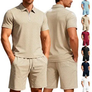 Close-up van heren polo en short set met de verfijnde jacquard textuur in het beige