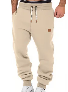 Vorderansicht von khakifarbenen Herren-Jogginghosen mit Kordelzug und elastischen Bündchen