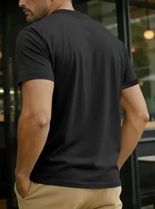 Vue détaillée de l'arrière d'un t-shirt noir en coton pour homme, coupe ajustée