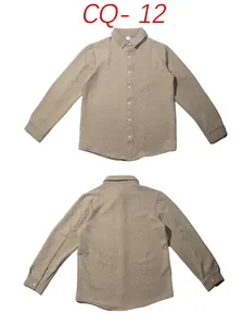 Vista frontal y trasera de una camisa casual de punto caqui con diseño de rombos
