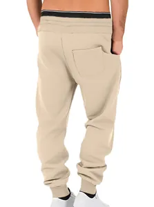 Rückansicht von khakifarbenen Herren-Jogginghosen mit Gesäßtasche und Rippbündchen