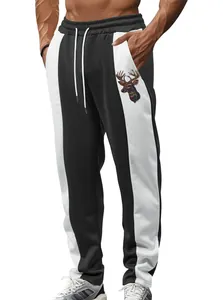 Dettaglio dei joggers da uomo con design colorblock e grafica a cervo.