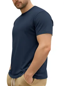 Détail de la vue latérale d'un t-shirt pour homme bleu marine à col rond en pur coton