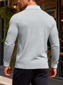 Vista posteriore di polo da uomo a maniche lunghe in maglia a nido d'ape grigia, stile comodo