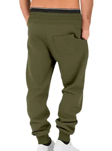 Rückansicht olivgrüner Herren-Jogginghose mit Gesäßtasche und gerippten Bündchen