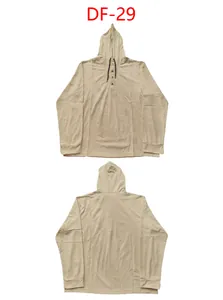 Vista anteriore e posteriore di una maglia beige con cappuccio e scollo henley