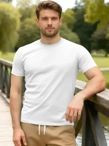 Vue détaillée d'un t-shirt blanc classique en coton pour homme à col rond sur un mannequin