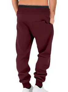 Rückansicht einer bordeauxroten Herren-Jogginghose mit Tasche und Stapelbündchen.