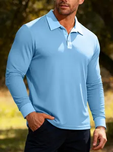 Dettaglio di una polo da uomo celeste in maglia a nido d'ape con colletto a bottoni