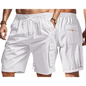 Voor- en achteraanzicht van witte cargo shorts voor heren met zakken en koord.