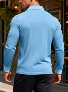Vista posteriore di una polo da uomo azzurra a maniche lunghe in maglia a nido d'ape