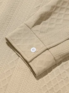 Detalle de la manga de una camisa de punto caqui para hombre con textura de jacquard