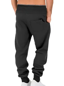Rückansicht der schwarzen Herren-Jogginghose mit Taschendetail und Bündchen