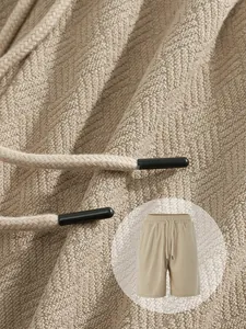 Macrodetail van beige herenshort met gestructureerde handdoek jacquard stof en trekkoord