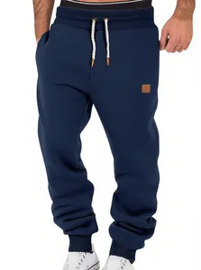 Detail einer dunkelblauen Herren-Jogginghose mit Kordelzug und Rippbündchen für Freizeit