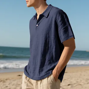 Gros plan sur un polo en coton texturé bleu marine pour hommes dans un cadre de plage