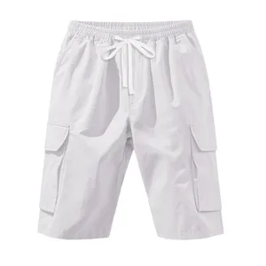 Gedetailleerd overzicht van witte herencargo-shorts met meerdere zakken en trekkoord.