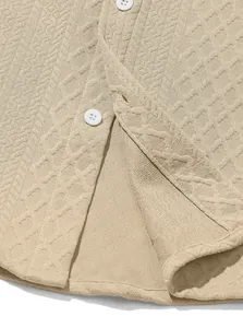 Detalle macro de la textura de punto y botones en una camisa informal beige para hombre.