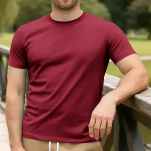 T-shirt décontracté en coton bordeaux pour hommes à col rond dans un parc extérieur