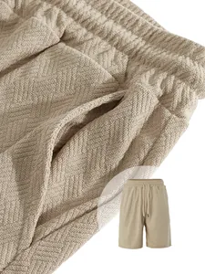 Close-up van beige badstof jacquard shorts met focus op de stofstructuur en zak.