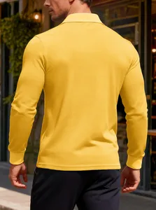 Dettaglio posteriore di una polo da uomo gialla a maniche lunghe in nido d'ape.