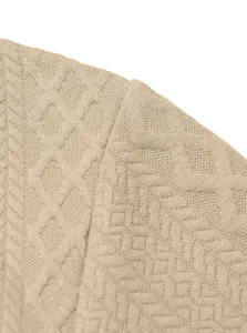 Primer plano del tejido de punto texturizado con patrón de jacquard geométrico en camisa hombre