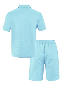 Vue arrière d'un ensemble polo à manches courtes et short en jacquard bleu clair pour homme