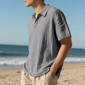 Polo décontracté en lin gris pour hommes porté sur une plage d'été ensoleillée