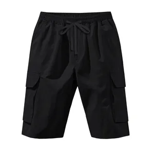Vooraanzicht van zwarte heren cargoshort met elastische taille en handige zijzakken