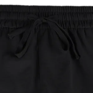 Detailweergave van het trekkoord en de elastische tailleband van zwarte heren cargo shorts