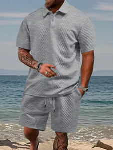 Détails du tissu jacquard gris pour cet ensemble polo et short d'été pour homme