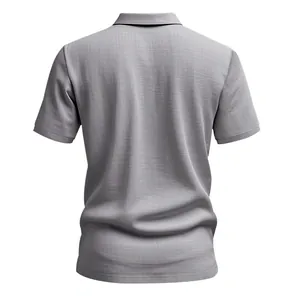 Vue arrière détaillée d'un polo gris à manches courtes pour hommes avec texture