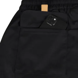 Detailweergave van deze cargo shorts voor heren met een grote zak voor een smartphone