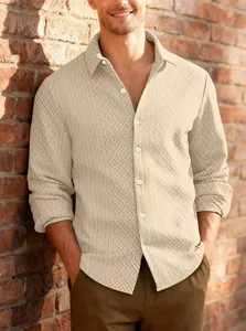 Detalle de la textura de camisa de punto beige para hombre con patrón de chevron y botones