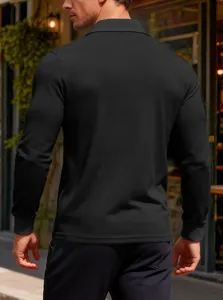 Vista posteriore di una polo da uomo nera a maniche lunghe in maglia waffle, stile casual
