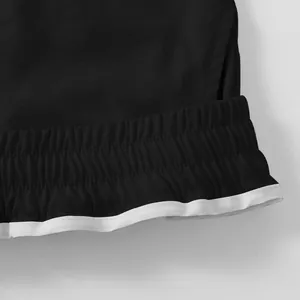 Detailopname van de elastische tailleband en witte zoom van zwarte heren cargo shorts