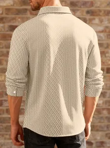Vista trasera de un polo de punto beige para hombre con patrones de textura.