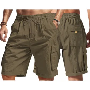 Detailweergave van de voor- en achterkant van olijfgroene heren cargo shorts