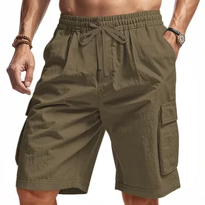 Detail van olijfgroene heren cargo shorts met elastische tailleband en zijzakken.