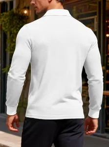 Vista posteriore dettagliata di una polo da uomo bianca a maniche lunghe in maglia waffle