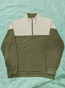 Detailansicht eines farbblockierten Stepp-Sweatshirts mit halbem Reißverschluss.
