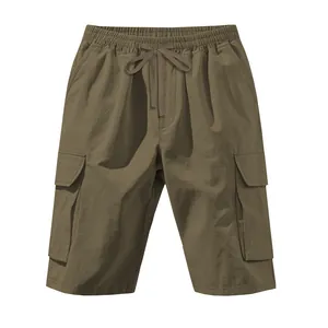 Gedetailleerd vooraanzicht van olijfgroene cargo shorts met elastische taille en zakken