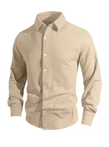 Detalle de camisa de hombre de manga larga en punto texturizado beige con botones