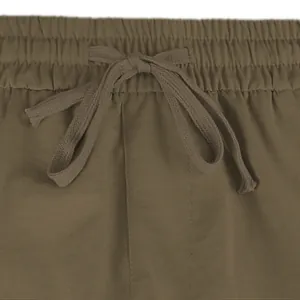 Gedetailleerde weergave van bruine cargo shorts met elastische taille en trekkoord.