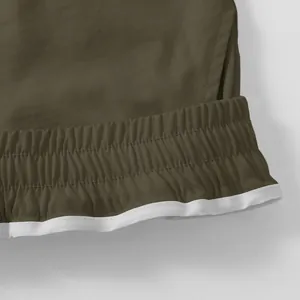 Detail van cargo shorts voor heren met elastische tailleband en olijfgroene stof