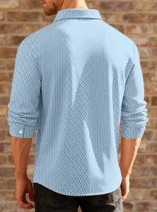 Vista posterior detallada de camisa de manga larga azul claro para hombre con tejido jacquard