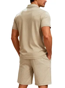Achteraanzicht van casual zomersportset voor heren met polo van getextureerd jacquard