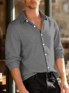 Detalle de un polo de punto gris para hombre con intrincados patrones texturizados.